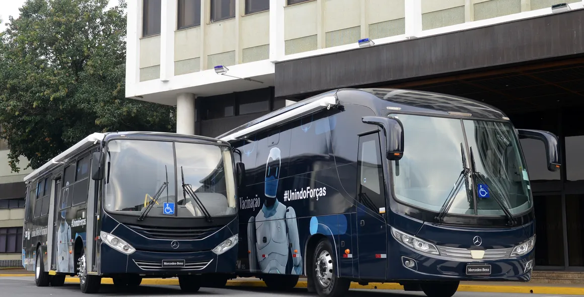 Ônibus de vacinação doados pela Mercedes-Benz registram atendimento a mais de 80.000 pessoas em um ano