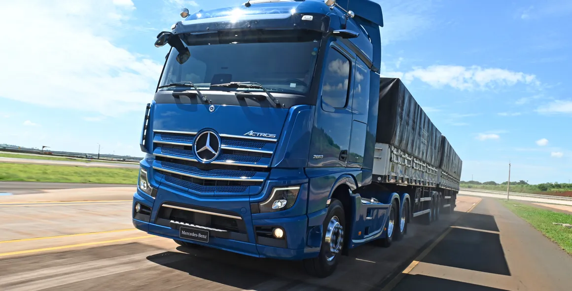 Mercedes-Benz leva toda sua linha de caminhões para a Agrishow 2025