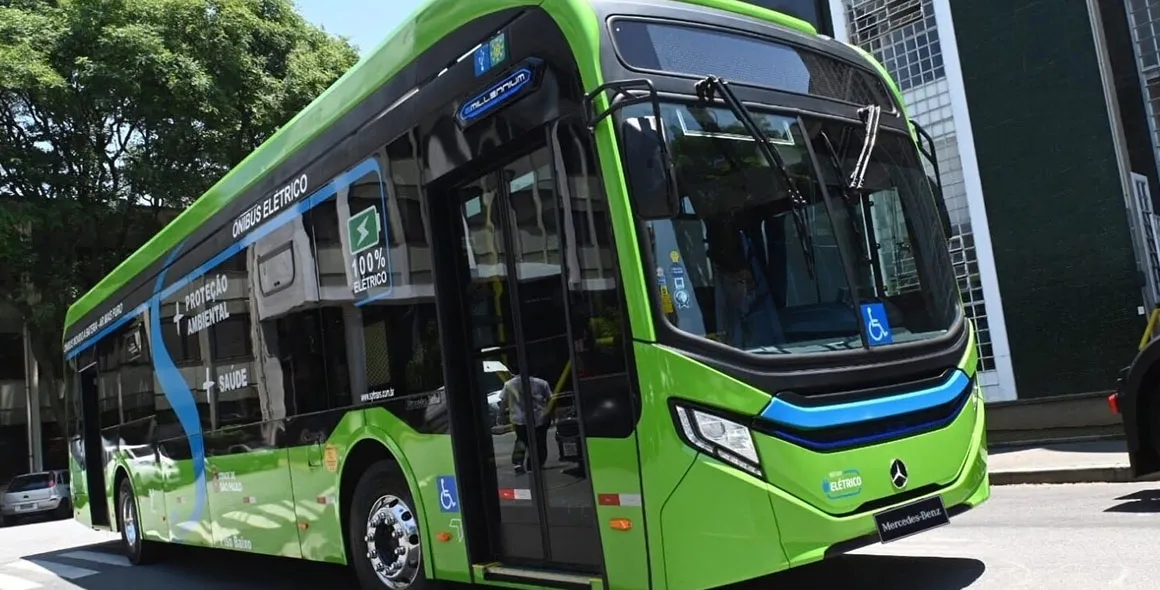 Mercedes-Benz eO500U lidera o mercado de ônibus elétricos no Brasil em 2025 e avança com mais de 200 unidades em negociação
