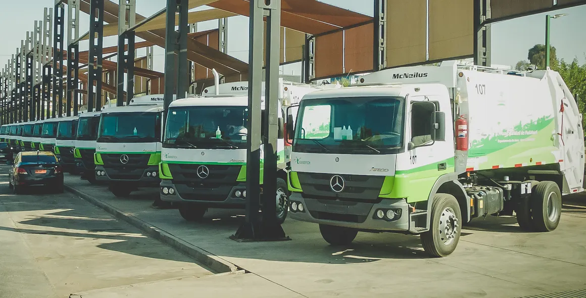 Mercedes-Benz do Brasil exporta caminhões Atego para coleta urbana no Chile
