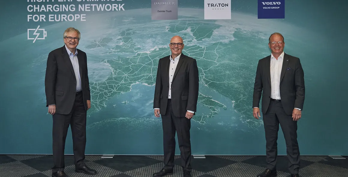Daimler Truck, Grupo TRATON e Grupo Volvo planejam ser pioneiros em uma rede europeia de recarga de alto desempenho para caminhões pesados