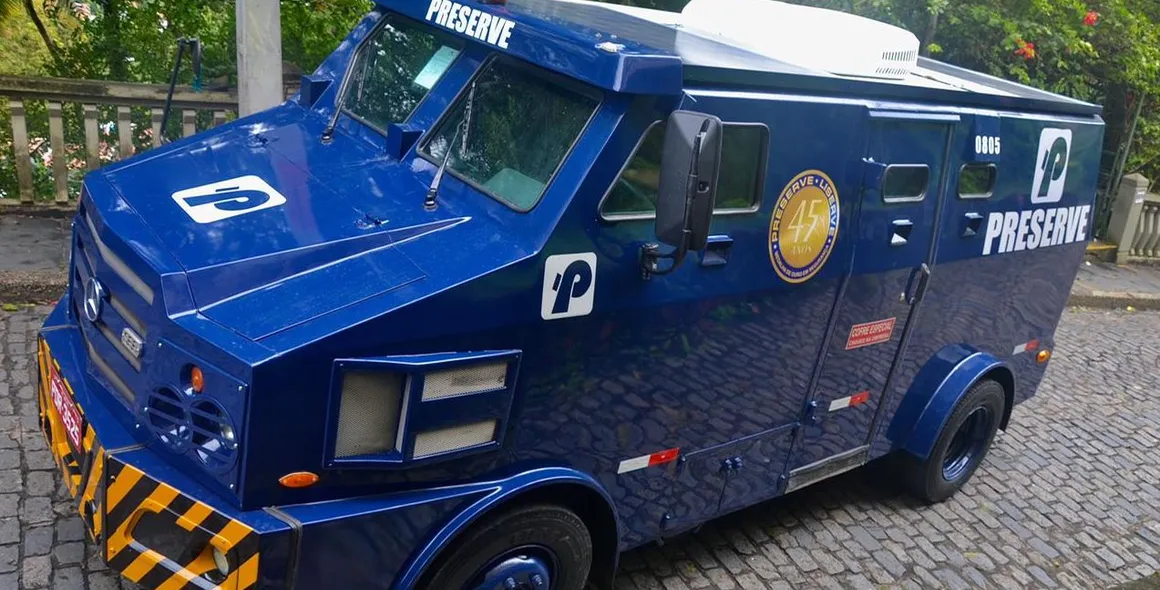 Carro-forte Mercedes-Benz recebe o primeiro  ar-condicionado automotivo 100% elétrico do mundo a energia solar
