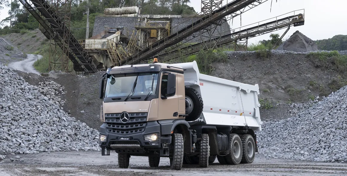 Mercedes-Benz lança Arocs 8x4 e eleva o patamar de força, robustez e tecnologia de caminhões off-road no Brasil