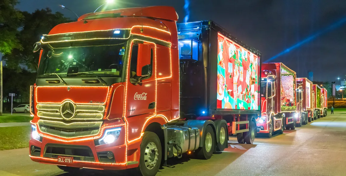 Novo Actros é destaque na Caravana de Natal da Coca-Cola