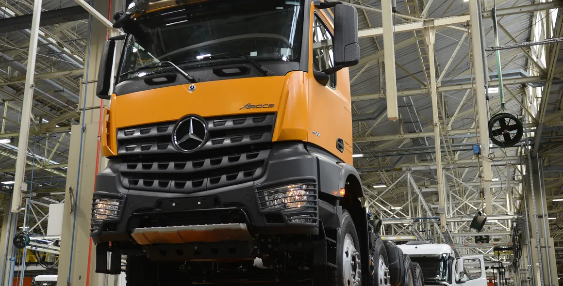 Arocs reafirma a flexibilidade da linha de produção de caminhões da Mercedes-Benz