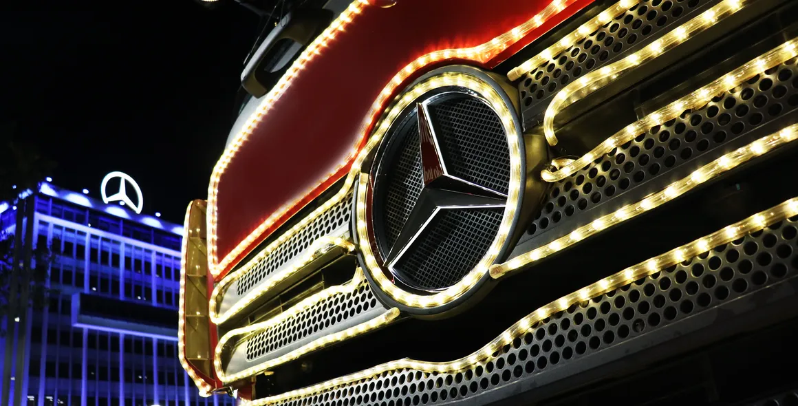 Caravana Iluminada da Coca-Cola FEMSA Brasil leva a magia do Natal para os colaboradores da fábrica da Mercedes-Benz no ABC Paulista