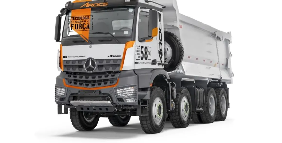 Homens mais fortes do mundo são desafiados a puxar o caminhão extrapesado Mercedes-Benz Arocs 8x4
