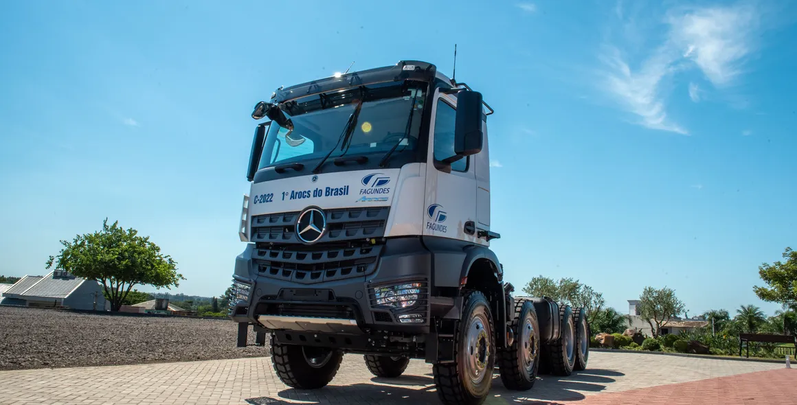 Fagundes Construção e Mineração é o primeiro cliente a receber o   Mercedes-Benz Arocs 8x4