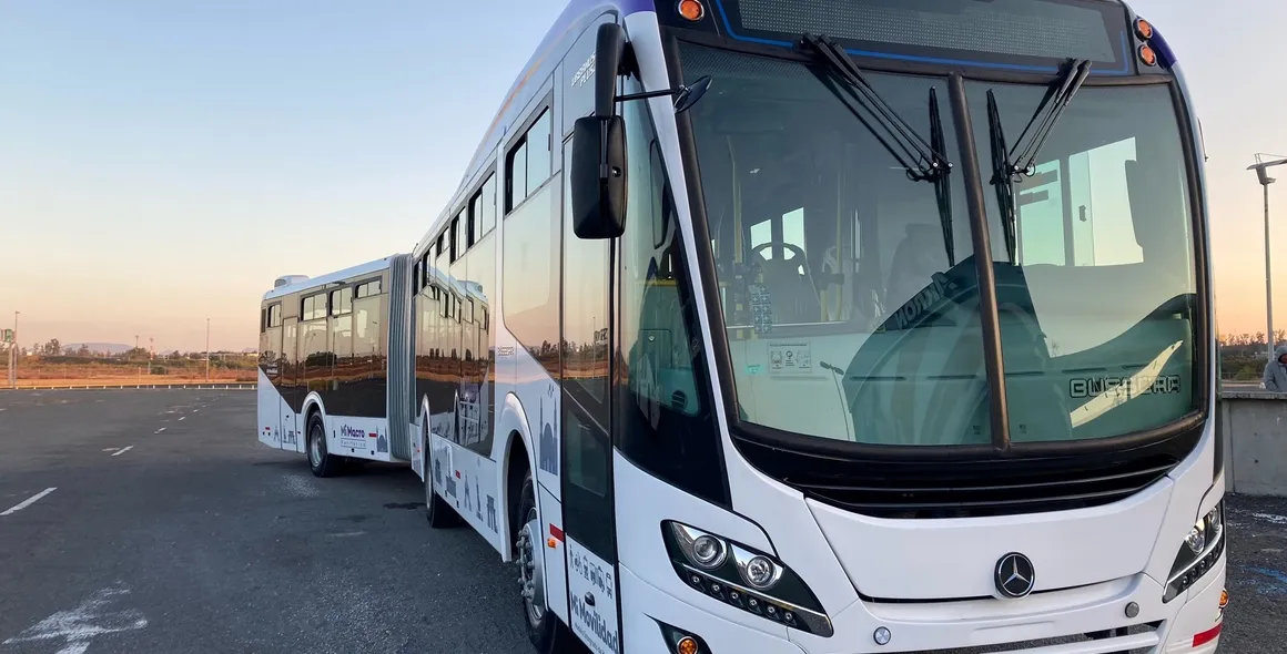 Mercedes-Benz entrega 37 ônibus articulados para novo sistema de transporte BRT no México
