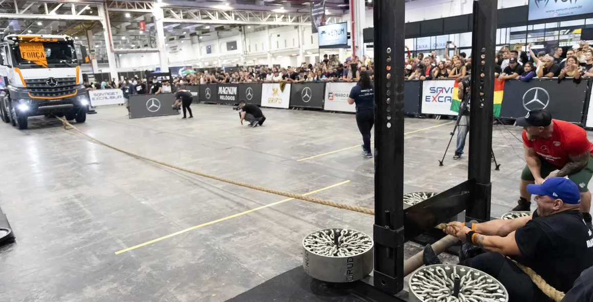 Mercedes-Benz Arocs encanta o público no Arnold Pro Strongman em São Paulo