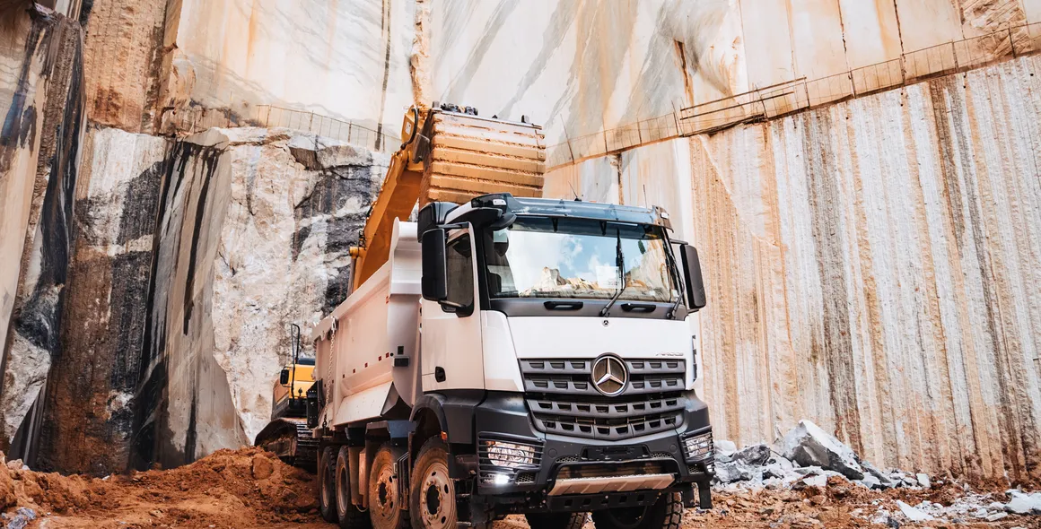 Mercedes-Benz Arocs entrega mais economia e produtividade para a Cattegran no transporte de granito