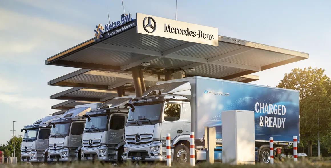 Uma porta de entrada para facilitar a mobilidade elétrica: Mercedes-Benz Trucks abre pátio de recarga para clientes em Wörth