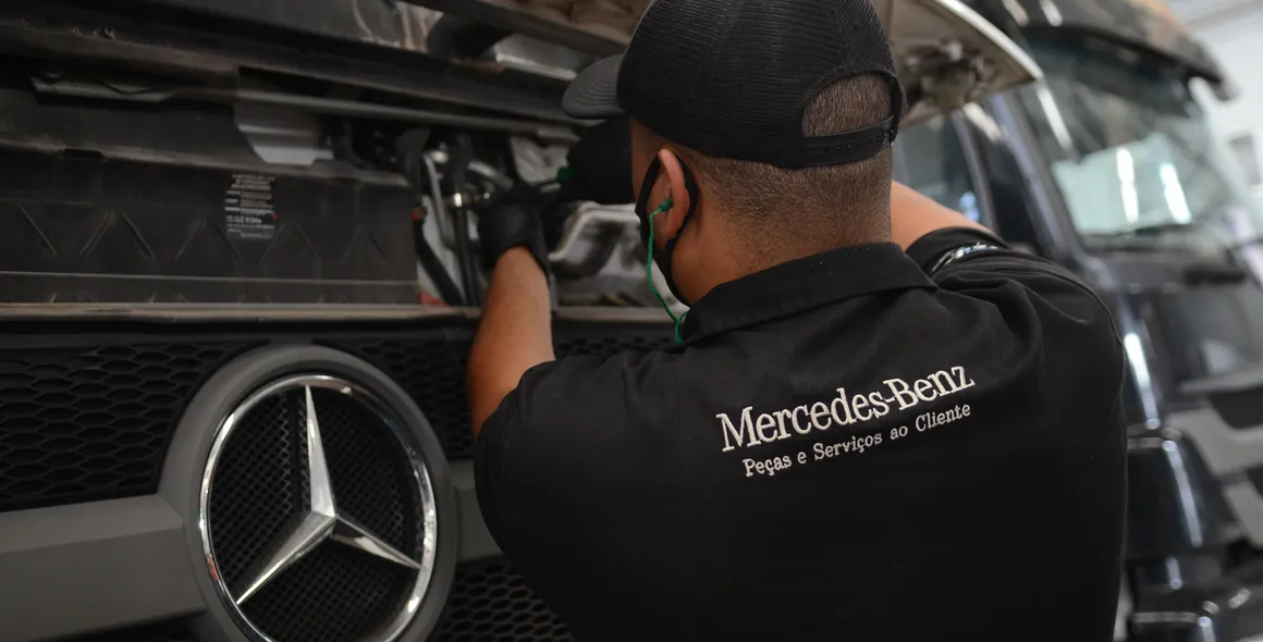 Executivos da Mercedes-Benz vão a oficinas de concessionários para vivenciar a prestação de serviços aos clientes
