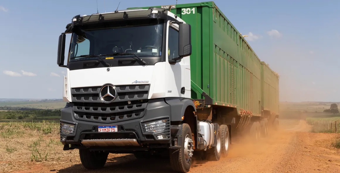 Mercedes-Benz amplia linha Arocs de caminhões extrapesados com novos modelos 6x4 para mais aplicações fora de estrada
