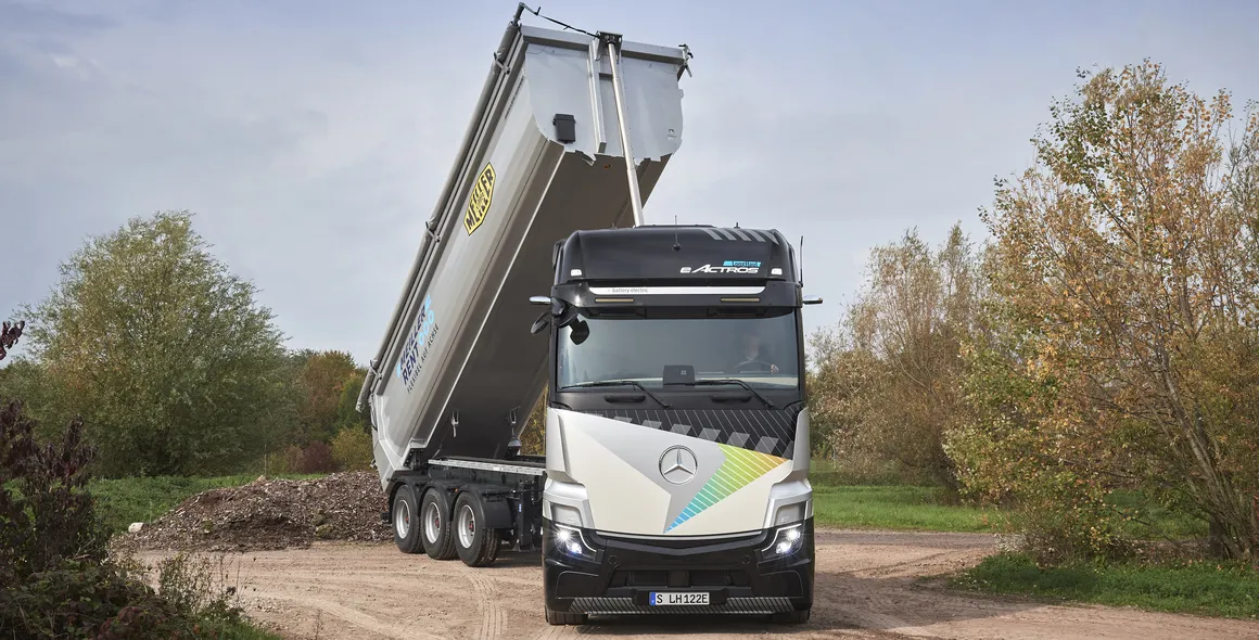 Mercedes-Benz Trucks eletrifica o segmento da Construção e apresenta soluções de veículos sob medida, de baixo ruído e neutros em CO2, para tráfego no canteiro de obras