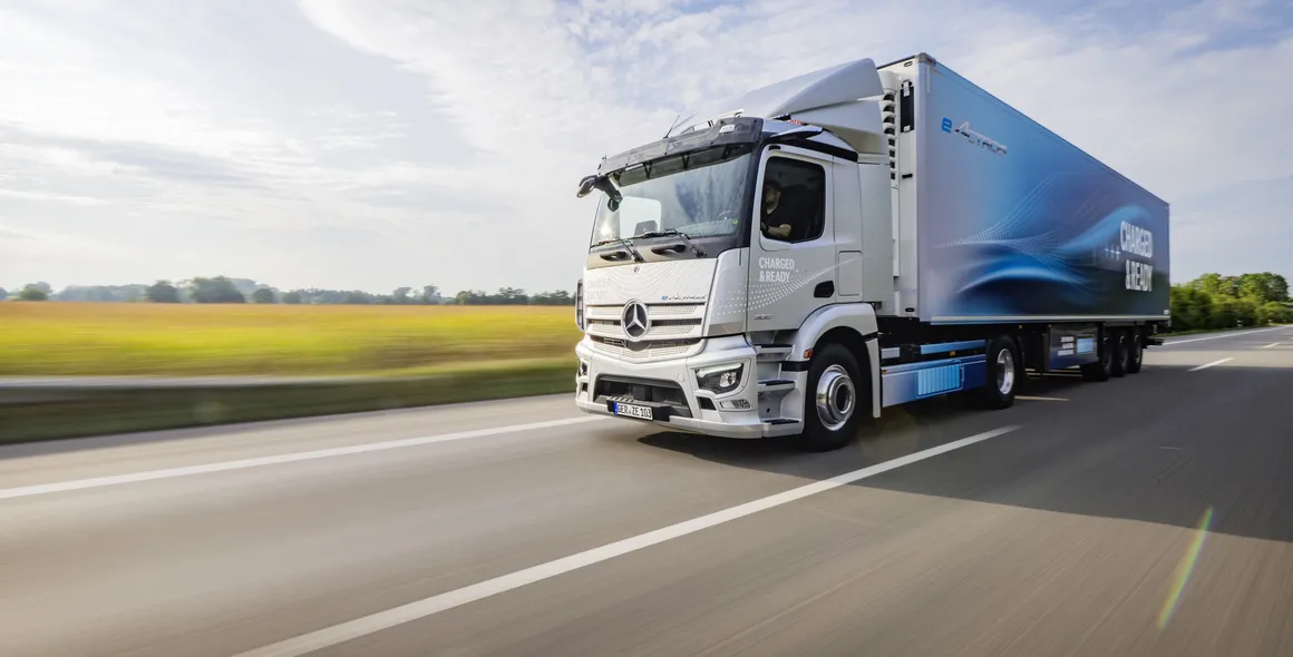 Caminhão Mercedes-Benz eActros é destaque na Fenatran, reforçando o compromisso da Empresa com a mobilidade elétrica 