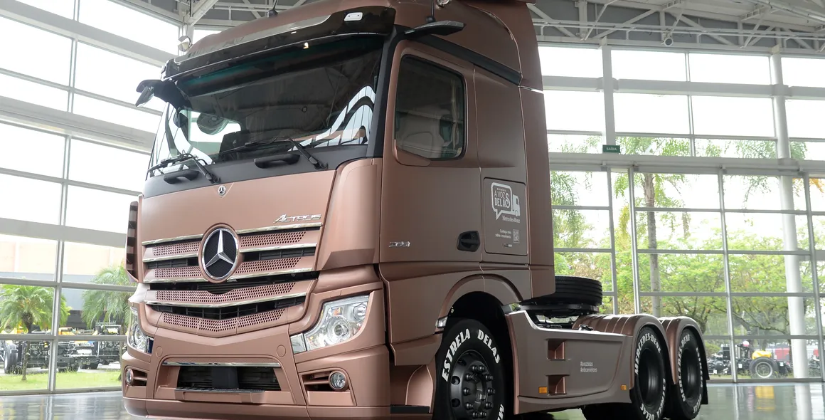 Mercedes-Benz revela customizações do Actros “Estrela Delas” na Fenatran