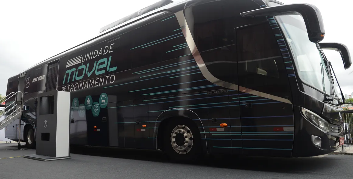 Ônibus Mercedes-Benz é transformado em sala de treinamento com simulador em parceira com SEST SENAT