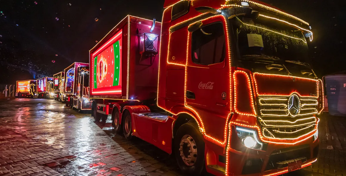Estrela da Mercedes-Benz lidera Caravanas Iluminadas de Natal da Coca-Cola FEMSA por mais um ano