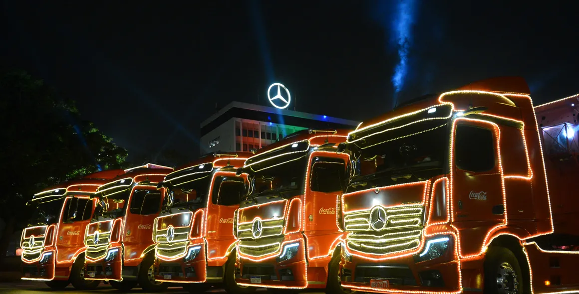 Fábrica da Mercedes-Benz recebe a Caravana Iluminada de Natal da Coca-Cola FEMSA Brasil