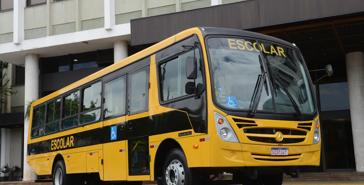 Mercedes-Benz doa ônibus escolar para Amigos do Bem