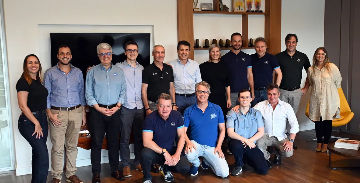 Líderes da Mercedes-Benz Trucks visitam operação de caminhão autônomo da marca na fábrica da Ypê