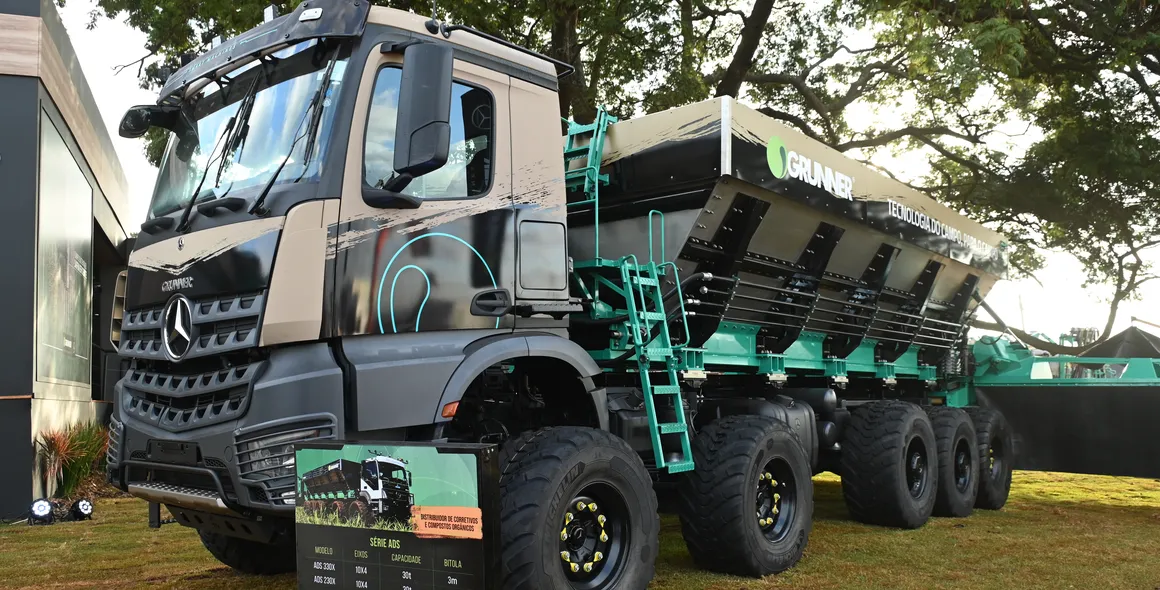 Após êxito do Mercedes-Benz Axor no setor canavieiro, Mercedes-Benz e Grunner apresentam máquina inteligente para uso na distribuição de sólidos