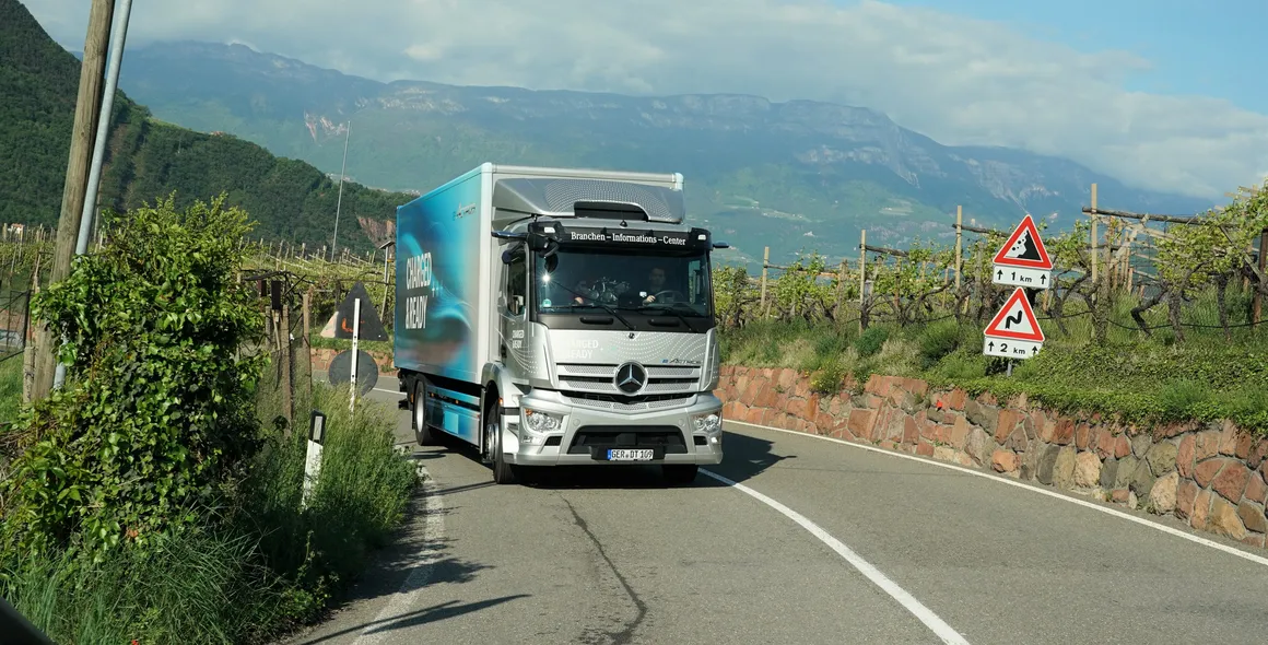 Caminhão elétrico Mercedes-Benz eActros completa turnê de 5.000 km na Europa