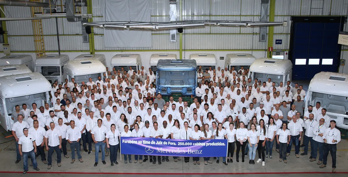 Mercedes-Benz do Brasil registra o marco histórico de 250.000 cabinas de caminhões produzidas na fábrica de Juiz de Fora