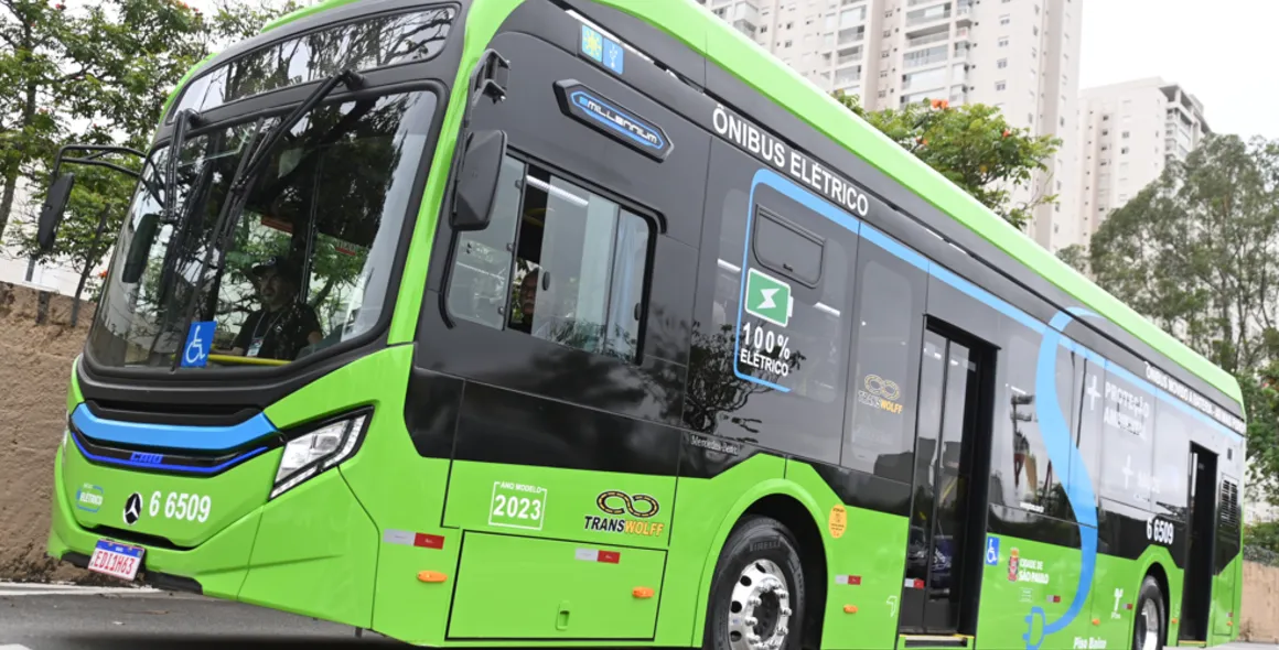 Mercedes-Benz produz ônibus elétricos em série na sua moderna Fábrica 4.0 de São Bernardo do Campo e inicia entregas aos clientes