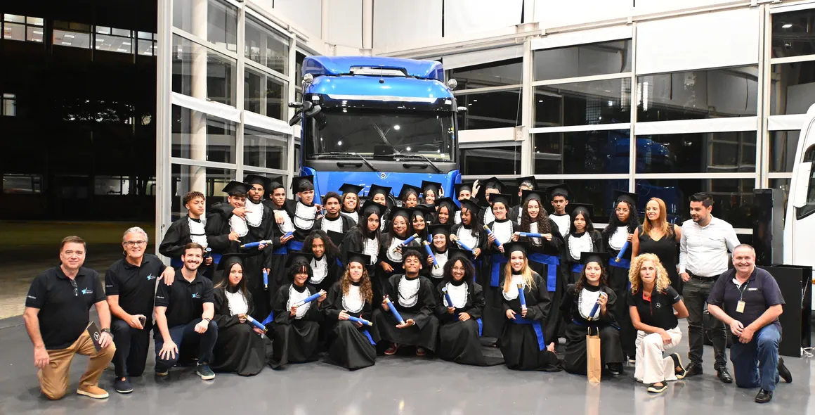 Mercedes-Benz celebra formatura da 9ª turma de aprendizes do programa Estrelas do Amanhã