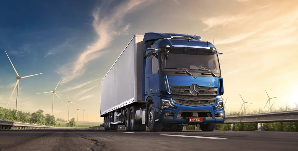 Caminhões Mercedes-Benz ampliam frota da Asteca Hinomoto para transporte de bebidas e produtos alimentícios