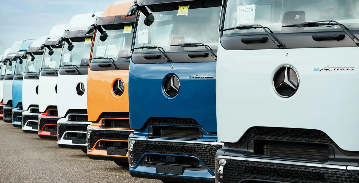 Mercedes-Benz Trucks entrega os primeiros caminhões elétricos eActros 600 de produção em série para clientes na Alemanha