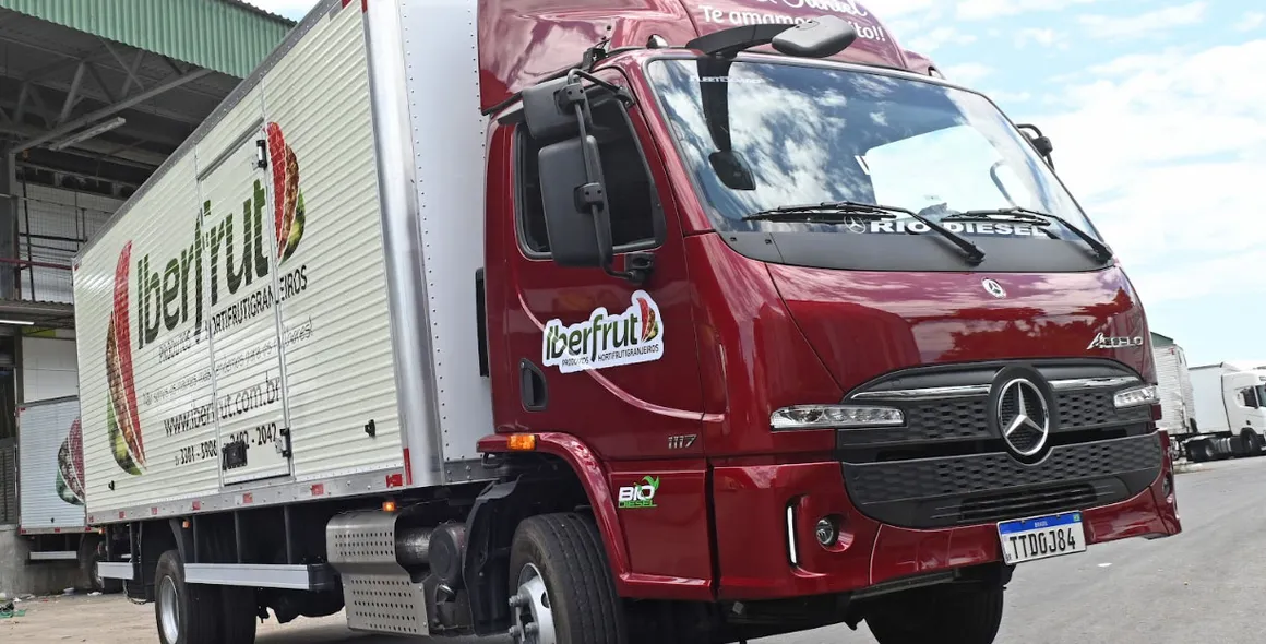 Iberfrut é o primeiro cliente a adquirir o novo caminhão Accelo Mercedes-Benz, que já opera no transporte de hortifrutigranjeiros