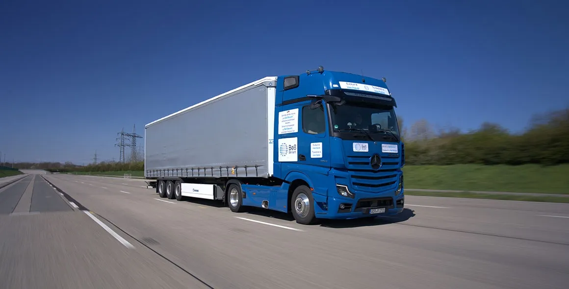 Caminhão Actros europeu é testado com B100 brasileiro em pista de testes da Daimler Truck na Alemanha