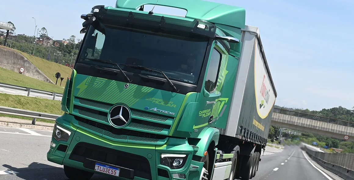 Caminhão elétrico Mercedes-Benz eActros 300 alcança ótimos resultados em testes em operações reais na Suzano