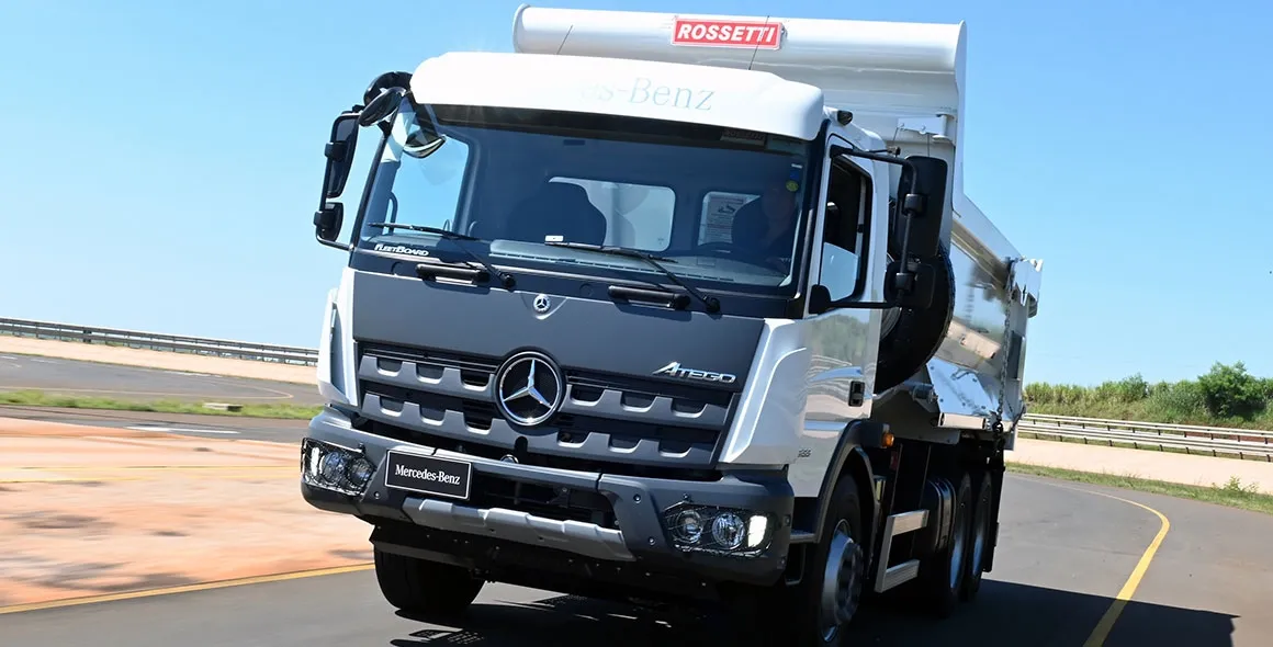 Mercedes-Benz lança na Agrishow novos caminhões Atego para operações mistas e fora de estrada