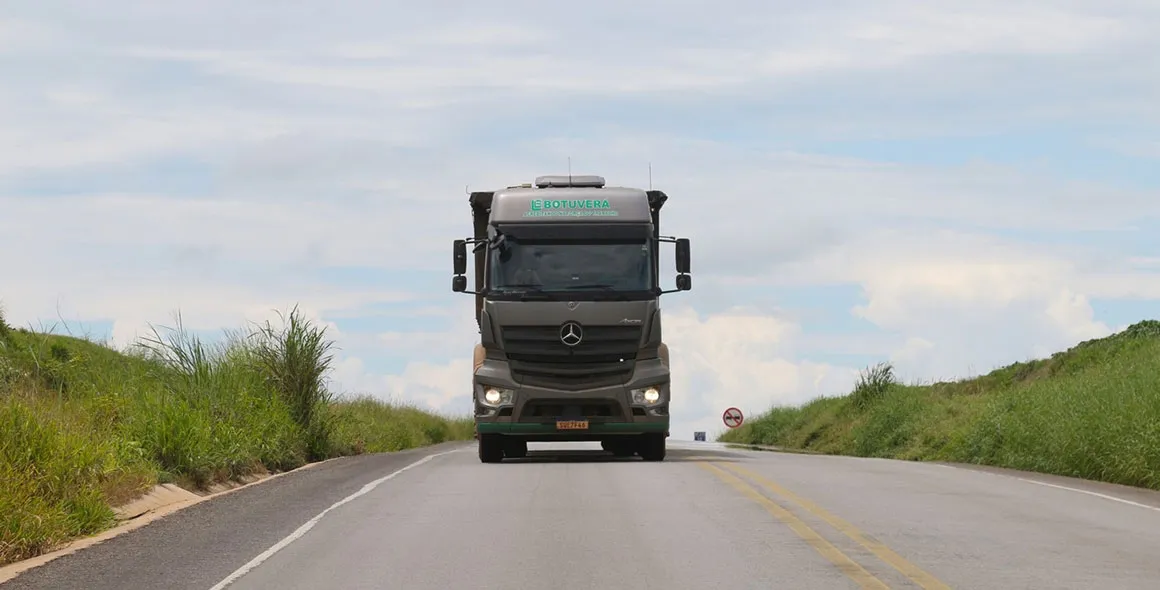 Botuverá reafirma satisfação com o caminhão extrapesado Mercedes-Benz Axor e adquire 36 unidades para transporte de grãos de milho