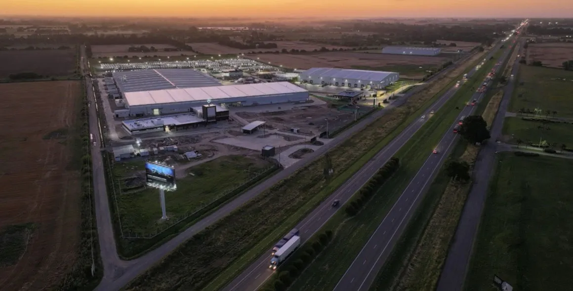 Mercedes-Benz Caminhões e Ônibus Argentina inaugura Centro Industrial de Zárate