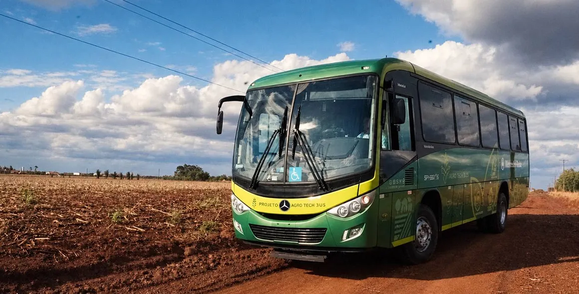 Mercedes-Benz OF 1619 é destaque pela robustez e resistência no fretamento em vias fora de estrada