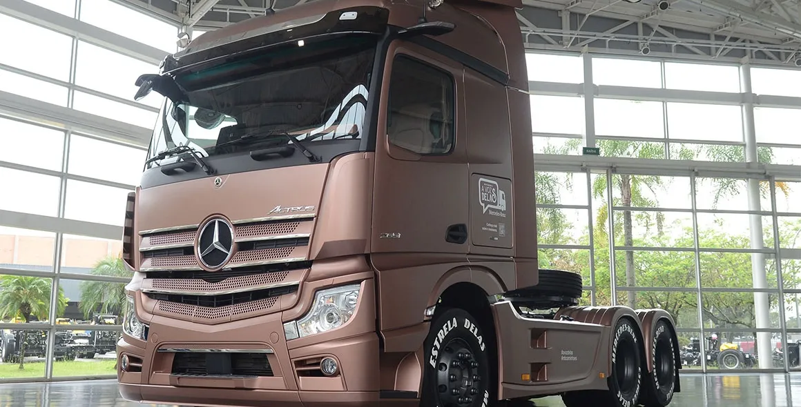 Mercedes-Benz inicia as vendas do Actros “Estrela Delas”, que passa a integrar o portfólio de caminhões da marca