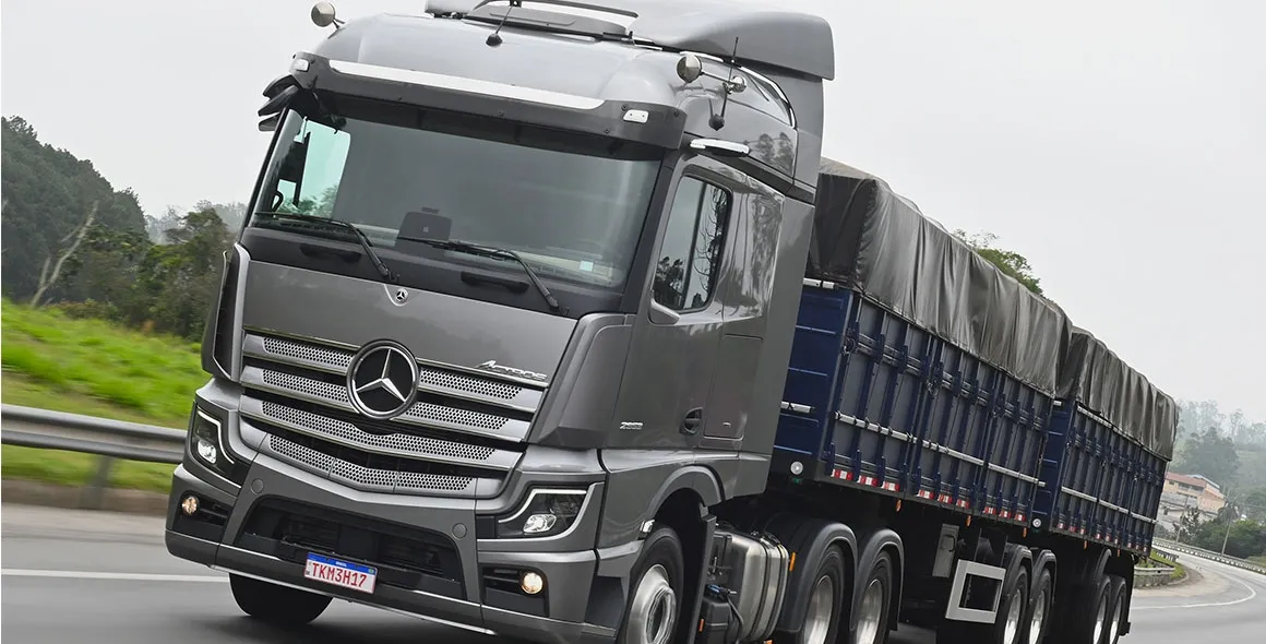 Actros Evolution e novo Accelo demonstram robustez, eficiência e versatilidade dos caminhões Mercedes-Benz na Fenatran