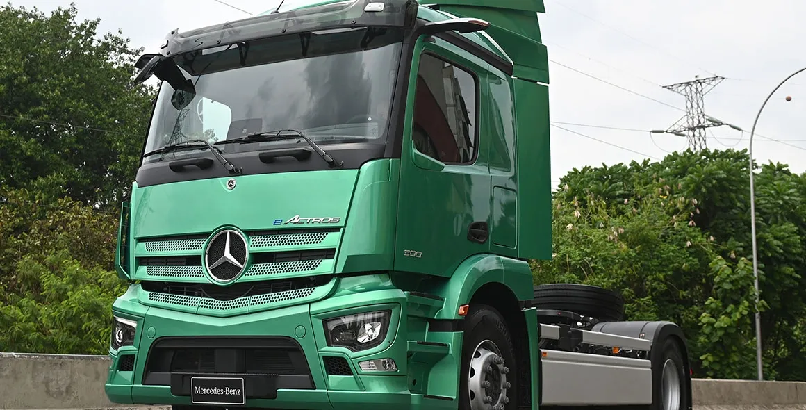 Mercedes-Benz inicia testes em clientes com caminhões elétricos no Brasil