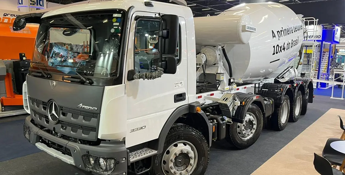 Mercedes-Benz Atego 3330 é o primeiro caminhão betoneira 10x4 do Brasil