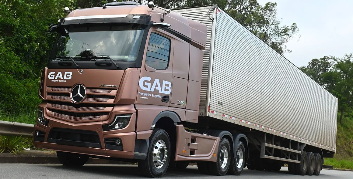 Caminhão Actros “Estrela Delas” é destaque na frota da GAB Transportes