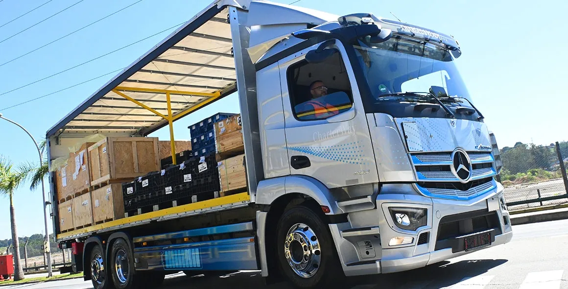 Mercedes-Benz do Brasil utiliza caminhões elétricos eActros em logística interna na fábrica de São Bernardo do Campo